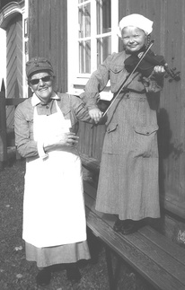 Jalasjärven viulupelimanni Ilona Anttila ja Anna-Liisa Luukkonen